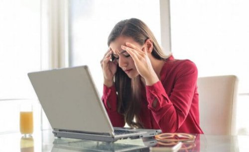 migren ağrısı yaşayan kadın