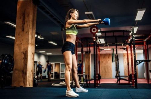 CrossFit kettlebell ile egzersiz yapan kadın