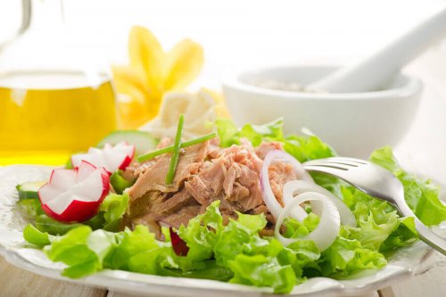 Ton balığı salatası doyurucu ve besleyici bir yemektir.