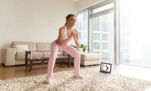 evde squat egzersizi yapan kadın