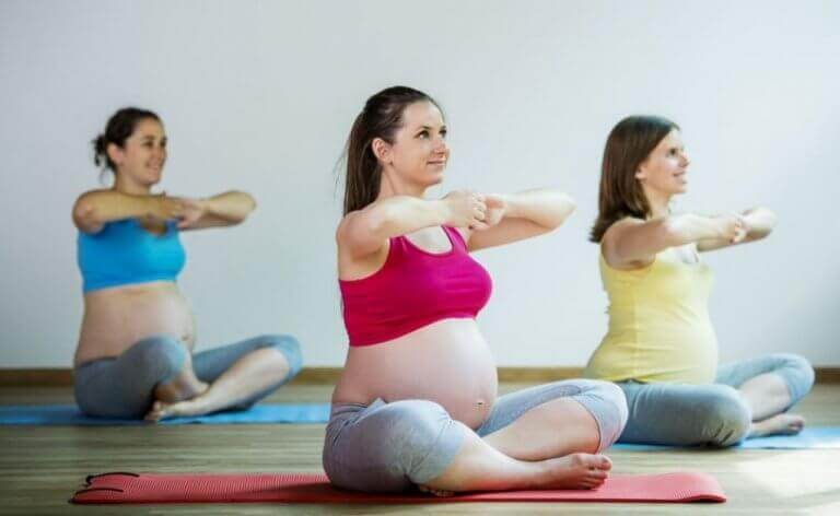 Yoga yapan hamile kadınlar