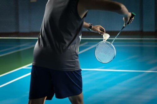 badminton oynayan adam