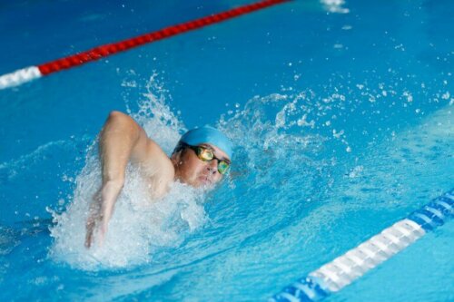 olimpiyat hazırlığı içinde havuzda yüzen adam