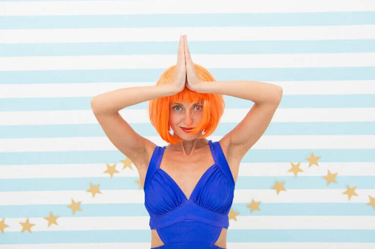 mavi mayolu turuncu saçlı oryantal dansçı