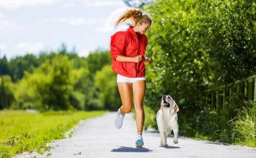 Köpeği ile spor yapan kadın