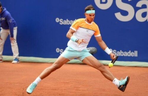 Nadal topu karşılarken