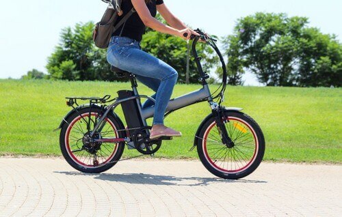 Kadın sürücülü elektrikli bisiklet