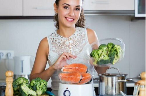 Somon ve brokoli pişiren kadın