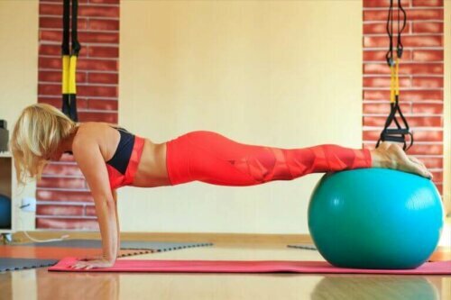 plank yapan kadın egzersiz topu