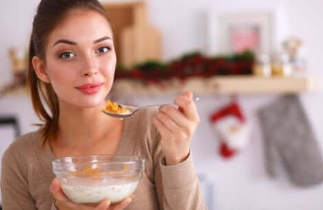 kahvaltıda mısır gevreği yiyen kadın