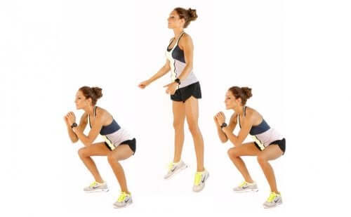 Sıçramalı squat yapan bir kadın.