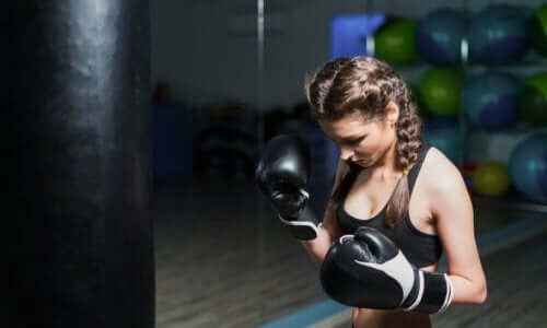 Bireysel sporlar yapmak istediği için boks yapan bir kadın.