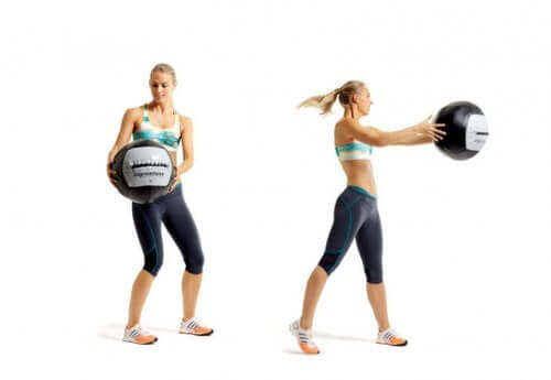 Sağlık topu kullanarak egzersiz yapan bir kadın.