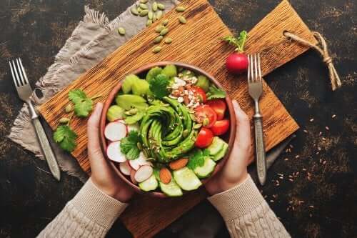 Vegan bir salata yiyen bir kişi.