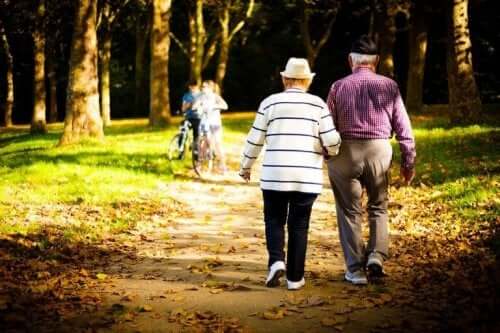 Yürüme ile ilgili metni destekleyen yürüyüşe çıkan yaşlı bir çift