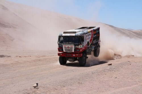 Dakar rallisinde bir kamyon