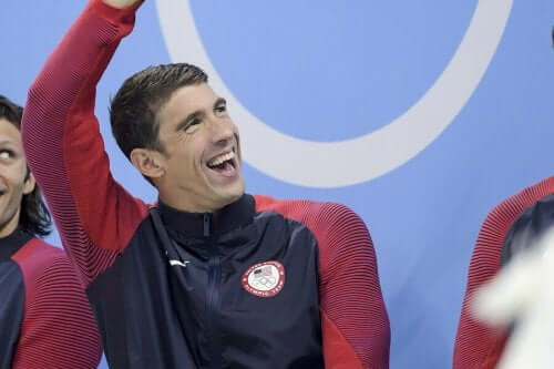 Bir zaferini kutlayan Michael Phelps.