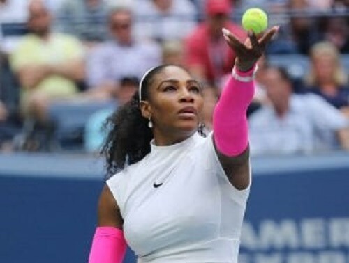 Servis kullanan Serena Williams.