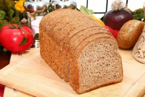 Dilimlenmiş bir somun ekmek.