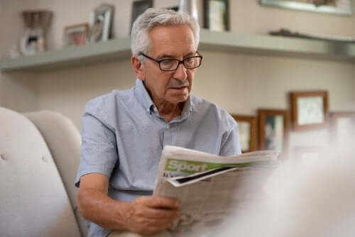 spor gazetesi okuyan yaşlı adam
