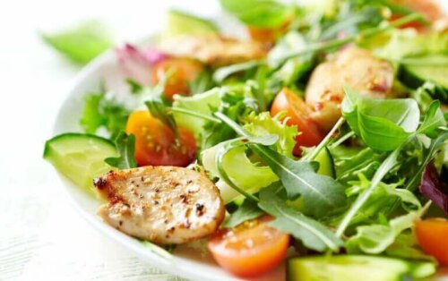 Sağlıklı sebzeler içeren bir tavuklu salata.