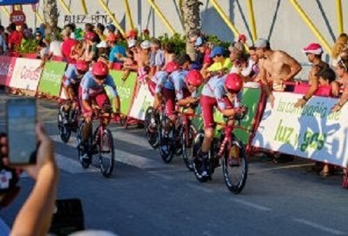Vuelta a España'da yarışan bisikletçiler.