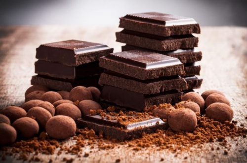 nærbillede af mørk chokolade og kakao