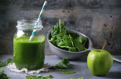 green smoothie with green apple and baby spinach