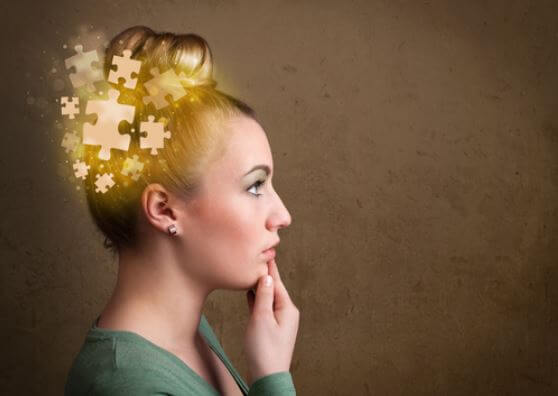 kvinde med lysende pulsespilsbrikker på hovedet