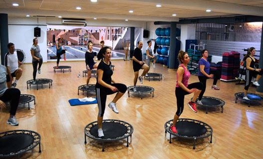 fitnesshold med små trampoliner