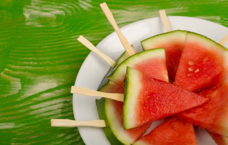 tallerken med skiver af vandmelon på ispinde