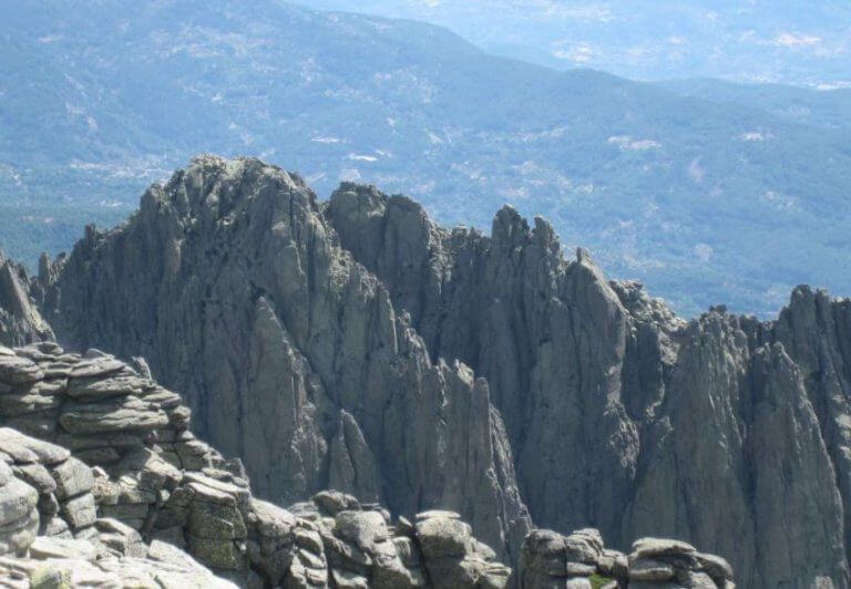 udsigt over klipper og bjerge