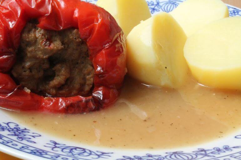 tomato stuffed with minced meat