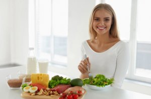 Woman eating healthy to avoid the rebound effect.