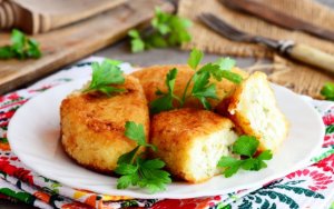 A plate of cauliflower fritters.