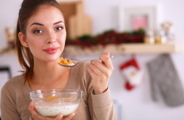 kvinde der spiser morgenmad fra skål