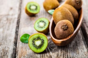 Basket with kiwis