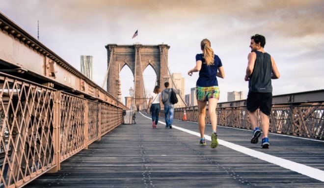 et par der løber på en bro