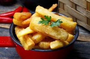 Bowl with fried cassava.