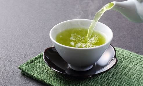 weight loss supplements green tea being poured into cup