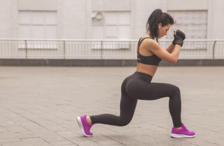 kvinde der laver split squats