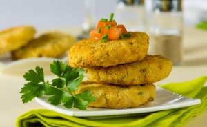 A plate of cauliflower patties.