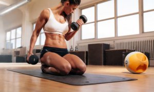 Girl lifting weight to achieve muscle hypertrophy.
