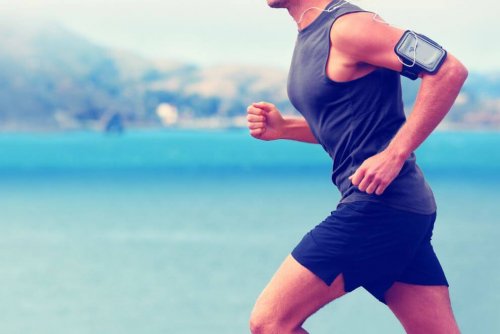man running by lake best exercise apps