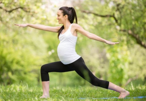 pregnant woman doing yoga outdoors