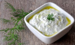 A bowl of green dill sauce.