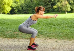 Girl doing squats: basic exercises.