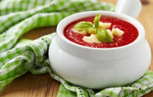 Recipes with cheese: tomato and cheese soup.