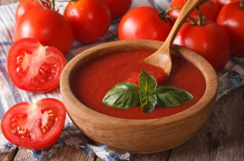 tomatoes with bowl of tomato sauce