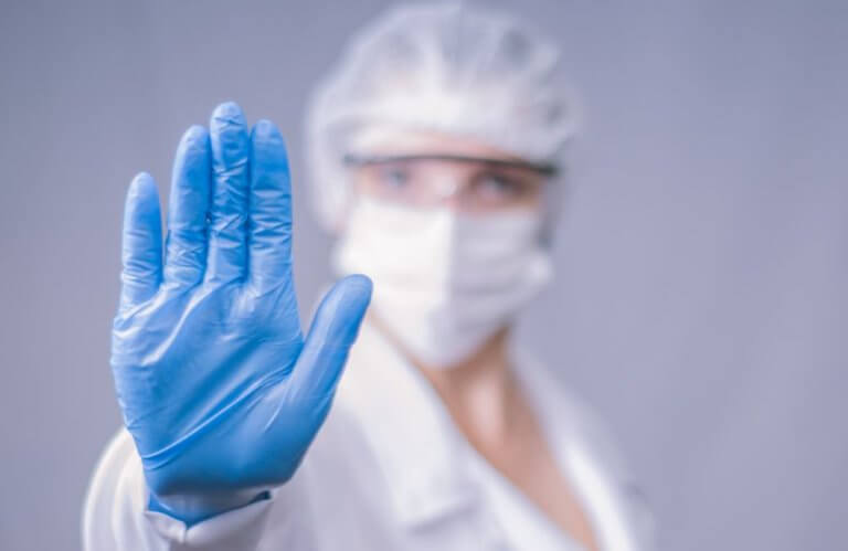 læge der laver stop tegn med hånd